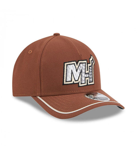 Gorra New Era 9FORTY Miami Heat NBA MotorSport Café Oscuro