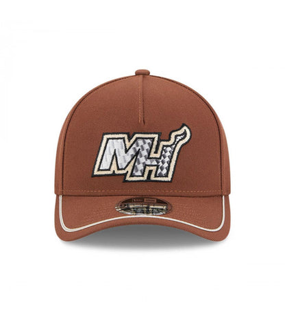 Gorra New Era 9FORTY Miami Heat NBA MotorSport Café Oscuro
