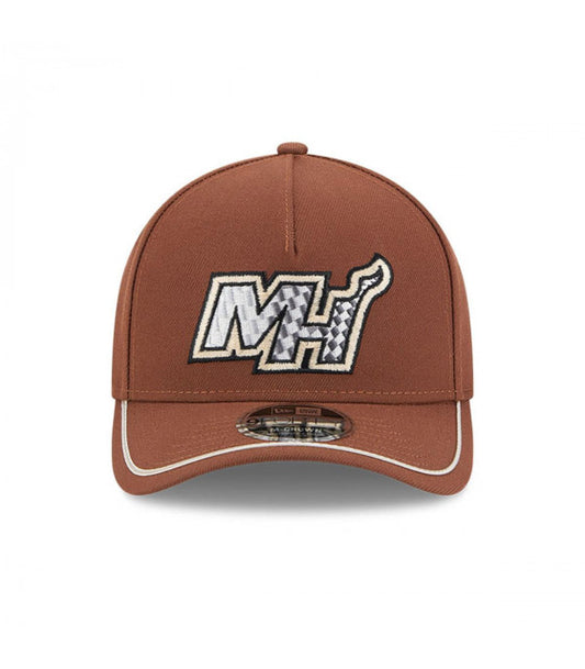 Gorra New Era 9FORTY Miami Heat NBA MotorSport Café Oscuro